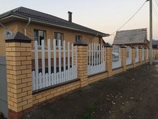 Фото забора из штакетника в Новороссийске