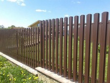 Фото забора из евроштакетника в Сочи