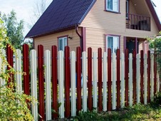 Фото забора из штакетника в Адлере