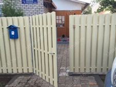 Фото забора из евроштакетника в Сочи